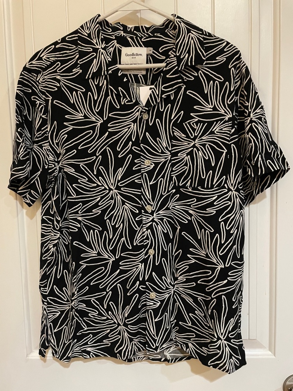Goodfellow & Co black and white size medium button up short sleeve shirt NWT